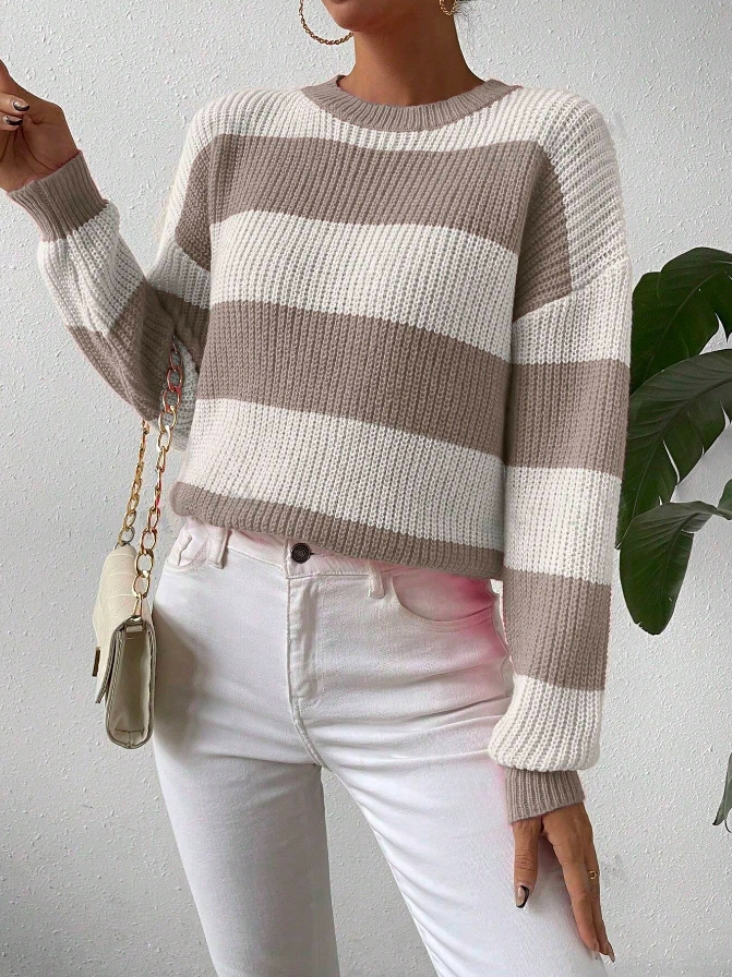 Beige-weiß gestreifter Strickpullover